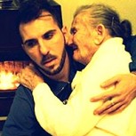La foto de amor de un nieto por su abuela que hizo llorar a miles y se convirtió en viral