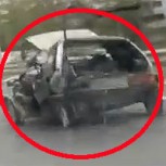 Locuras en Rusia: Un auto destrozado circulando