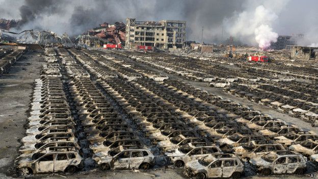 autos destruidos en el desastre de Tianjin