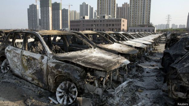 autos destruidos en el desastre de Tianjin