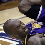 Kobe Bryant sufre una grave lesión de tobillo