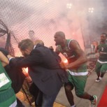 Escandalosa final del baloncesto griego: Bengalas contra jugadores forzaron suspensión