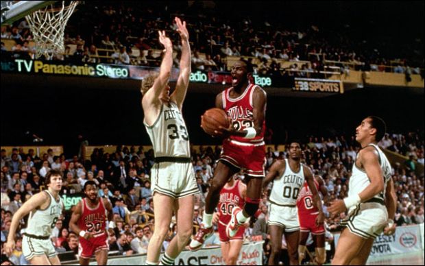 Michael Jordan realizando una de sus características piruetas en el aire