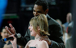 NBA revivió icónico momento en que una joven olvidó el himno nacional: Conoce la emocionante historia