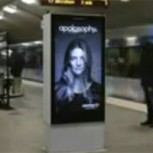 Ingeniosa publicidad de champú: modelo de póster se despeina cuando llega el metro