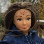 Lanzan Lammily , la muñeca “antibarbie” que tiene celulitis, acné y estrías