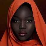 Ella es “La Reina Oscura”, la modelo que enloquece a todos con su color de piel