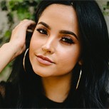 Becky G mostró la mascarilla verde que usa para cuidar su piel