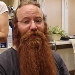Hombre se afeitó la barba y cortó el pelo por primera vez en 3 años: Imposible reconocerlo