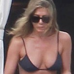 Jennifer Aniston y Courtney Cox paparazeadas en bikini durante vacaciones