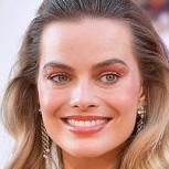 Margot Robbie luce espectacular en mono con reminiscencias árabes que le sienta maravilloso