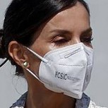 La Reina Letizia viajó en autobús y éste fue el atuendo que eligió para el inusual recorrido