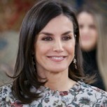 Reina Letizia muestra su sintonía con las tendencias más populares con famosa falda