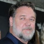 Russell Crowe caminó por la alfombra roja por primera vez con su pareja casi treinta años menor
