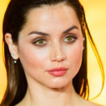 Ana de Armas luce acertado look con un top dorado y camisola al tono