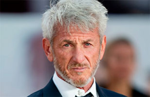 Sean Penn se muestra con su novia 35 años menor con particular apariencia