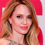 Angelina Jolie vuelve a pisar una alfombra roja en París luciendo un vestido joya