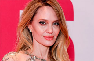 Angelina Jolie vuelve a pisar una alfombra roja en Par&iacute;s luciendo un vestido joya