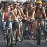 Bicicletada nudista: ¿Inmoral o realmente necesaria?