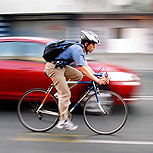Ciclistas bajo la lluvia: Consejos clave para no salir mojados