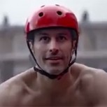 Ciclista desnudo protagoniza provocadora campaña contra accidentes en las calles