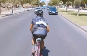 Ciclista conduce contra el tránsito en concurrida avenida: Video genera “avalancha” de críticas