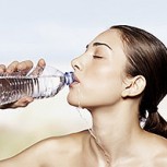 ¿Es saludable tomar dos litros de agua al día? Estudio cuestiona popular creencia