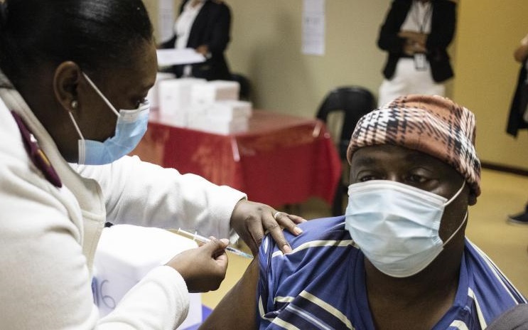 Foto: El bajo porcentaje de vacunación en países africanos complica el control total del covid-19 según expertos. /lavanguardia.com