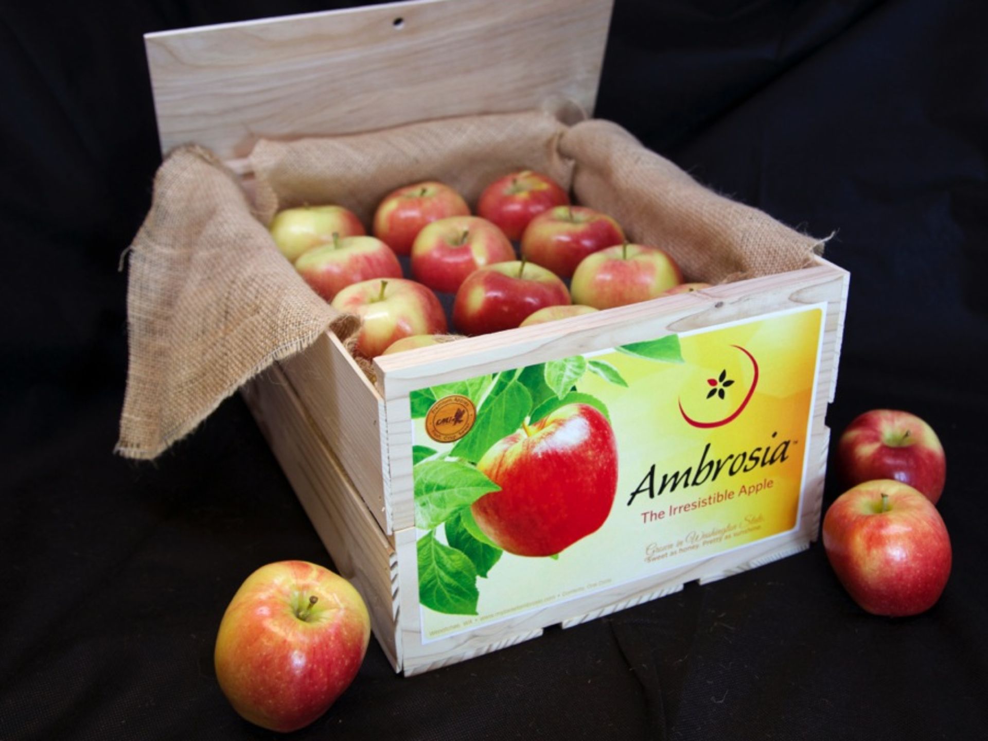Una caja de manzanas Ambrosia, crujientes, sabrosas y con un suave toque de miel.