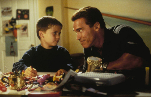 Jake Lloyd junto a Arnold Schwarzenegger en "El regalo prometido"