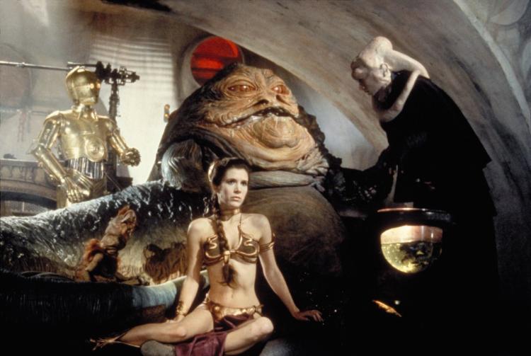 Carrie Fisher junto a Jabba el Hutt en "Star Wars Episodio VI: El retorno del Jedi"