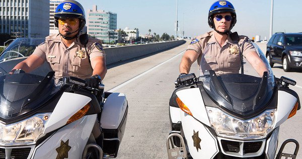 Michael Peña y Dax Shepard en la película de 2017.