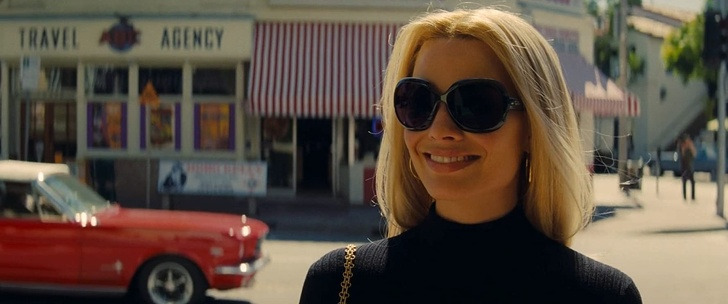 Los lentes antirreflejo que luce Margot Robbie (como Sharon Tate) recién se popularizaron en los años '80, una década después de la época en la que transcurre la película.