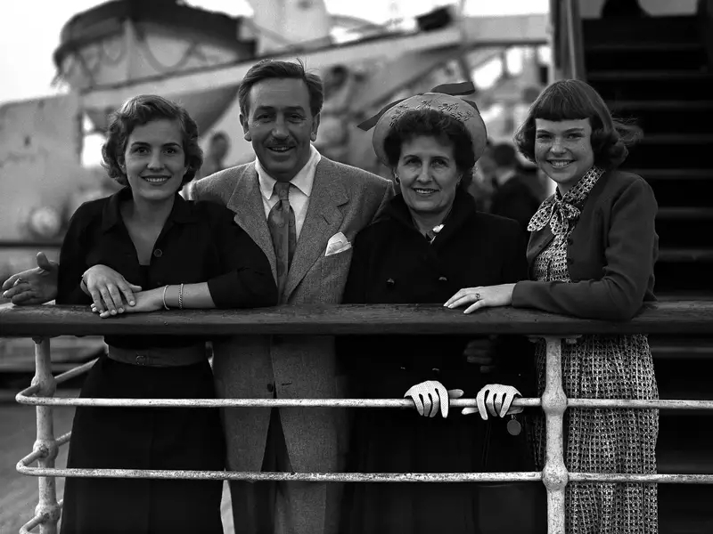Walt Disney con su esposa y sus dos hijas
