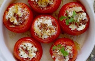 Tomates Rellenos con Cebolla y Huevo, sabroso plato de entrada o principal