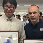 Creador de “Los Súper Campeones” sorprende a Andrés Iniesta en su llegada a Japón