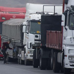 Histórica alza de combustible en Chile: Camioneros advierten “movimiento de brazos caídos”