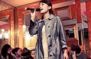 China censurará los karaokes: Prohibirá famosas canciones por considerarlas “violentas” y “amenazantes”