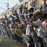 Insólito tren en India: asientos en pisadera, ventanas y el techo
