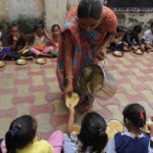 Insecticida en almuerzo escolar causó muerte de 22 alumnos en India