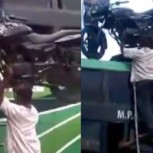Increíble video: indio sube moto al techo de un bus utilizando sólo su cabeza