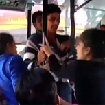 Video: universitarias golpean a sus abusadores al interior de un bus en India
