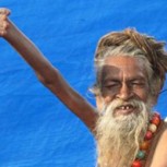 Amar Bharati: el místico indio que lleva más de 45 años con un brazo arriba