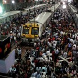 ¿Cómo es viajar en hora punta en un tren suburbano de India? Impresionante video