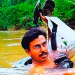 Profesor arriesga diariamente su vida cruzando un río a nado para hacer clases