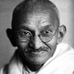 ¿Gandhi racista?: Polémico libre postula un “lado b” del líder social