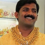 Asesinan a magnate indio que poseía la camisa de oro más cara del mundo