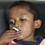Niño indonesio fuma 25 cigarros diarios