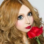 Modelo japonesa se operó para convertirse en muñeca de porcelana francesa