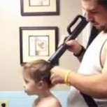 Ingeniosa y extraña forma de peinar a su hija: ¡Con una aspiradora!